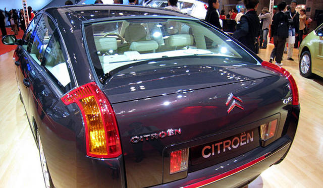 シトロエンのお家芸、スプリングのかわりにオイルとガスを封入した球体を用いる技術“ハイドロ・サスペンション”を搭載。3リッターV6は215psを発生。スピードによりリアスポイラーがせり出す。