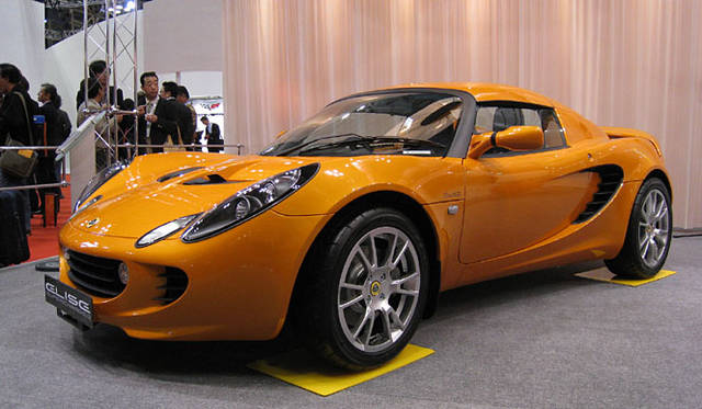 「ロータス・エリーゼ」のハイパフォーマンスモデル「SC」。スーパーチャージャーを加え220psにまでパワーアップした1.8リッターユニットを搭載する。