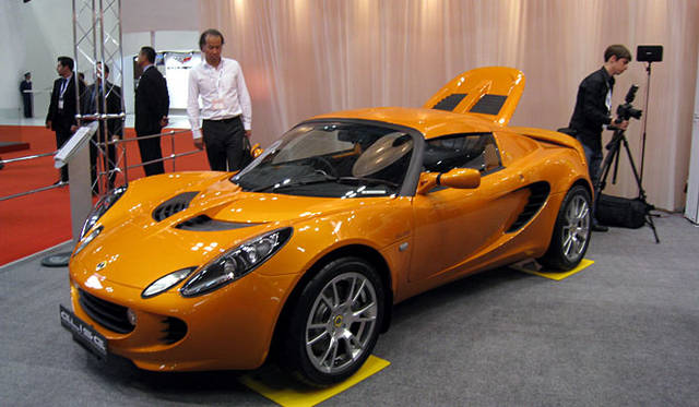 軽量なアルミ製ボディを採用するが、このモデル、車重は1トンをきるものの903kgとエリーゼとしてはちょっと重め。