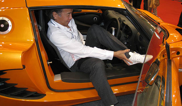 タイトなコックピットに乗り込む。トランスミッションは6段のマニュアル。