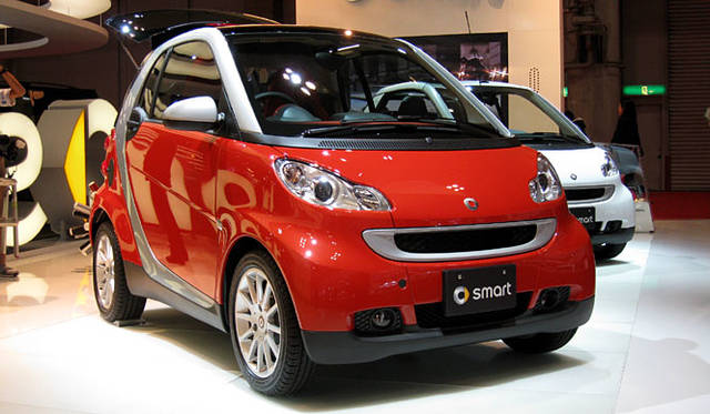 いわずとしれた超コンパクト「スマート」が２代目となって日本上陸。７年前にデビューした初代より大型化。180mm長くなり、45mm幅広くなったが、３m以下のちいさな２人乗りであることは変わらない。
