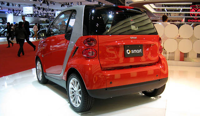 初代がデビューしたときは軽自動車より小排気量の598cc直３ターボだったが、今回は999ccまで拡大しNA化。三菱自動車と共同開発したパワーユニットは、71psのパワーで810kgのボディを引っ張る。