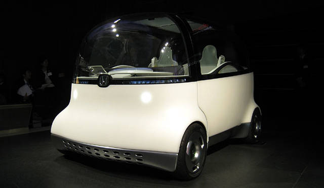 「ホンダPUYO」。文字どおりプヨプヨの柔らか素材でつくられた異色の１台。これでも、次世代のクルマとして市販、普及が待たれる燃料電池車である。