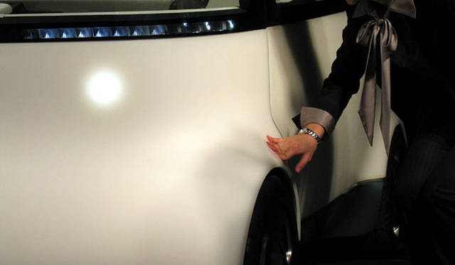 鉄の塊、というクルマの固定概念に一石を投じるプヨプヨ素材。ちなみにこのボディは光るらしい。