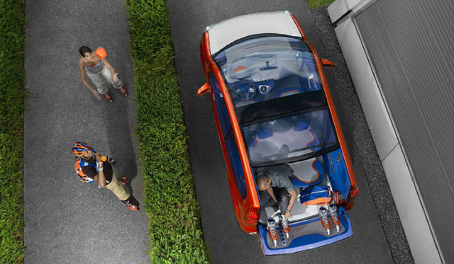 「カングー・コンパクト・コンセプト」は、総ガラストップ、脱着可能なリアルーフなど開放感がセリングポイント。