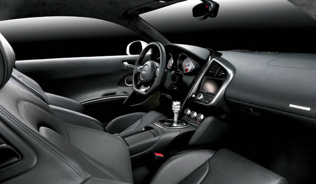 「R8」のインテリア。