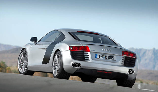 リアエンドのスリットが独特の近寄りがたさを演出。