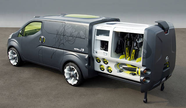 プロ仕様の専用機材や装備、ウェアを効率よく収納できるようカスタマイズされたカートリッジをそなえる。