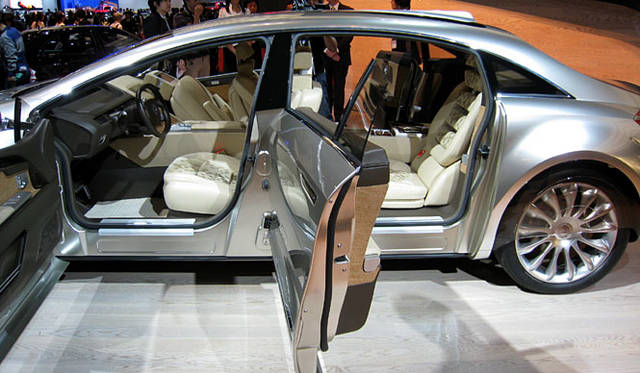 観音開きのドアをそなえるコンセプトカー「メルセデス・ベンツF700」。