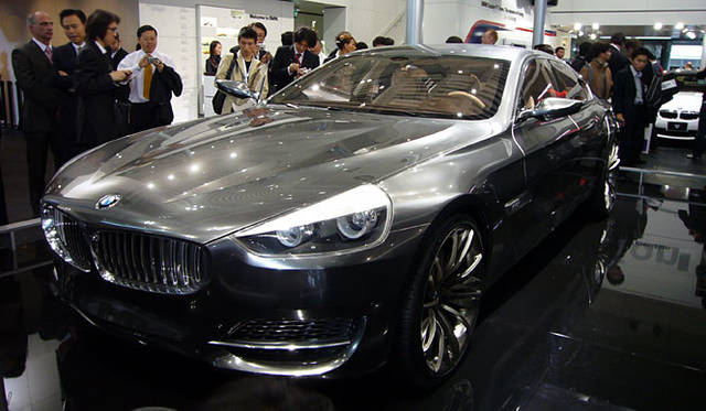 メタリックな外皮につつまれた「BMWコンセプトCS」。高級グランツーリズモのかたちを提案する4ドアクーペ。