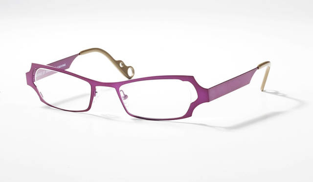 GLOUGLOU　￥44,100<br>薄いステンレス生地をあえてエッジを効かせたラインとカラーで表現。