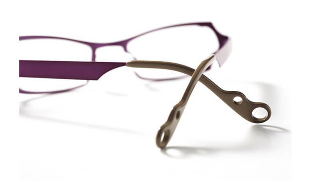 GLOUGLOU　￥44,100<br>薄いステンレス生地をあえてエッジを効かせたラインとカラーで表現。