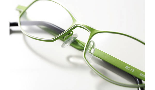 MIND   ￥45,150<br>チタンフレームのアウトライン沿って掘った溝にアクセントカラーを入れることで、正面と顔を動かした時の印象を変えたデザイン。