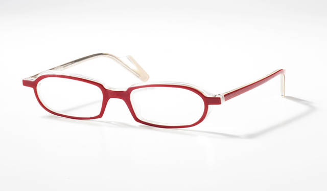 BRUME  　￥35,700<br>特徴ある玉型デザインと２層のアセテート地を使用したモデル。