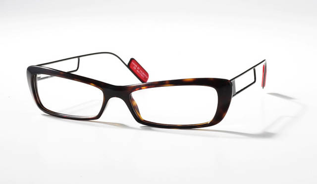 YAMI     ￥42,000<br>アセテートとメタルのコンビで、独創的なテンプルとモダンのデザインがアン・バレンタインの遊びを表現。