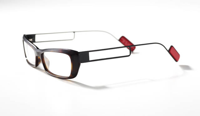 YAMI     ￥42,000<br>アセテートとメタルのコンビで、独創的なテンプルとモダンのデザインがアン・バレンタインの遊びを表現。