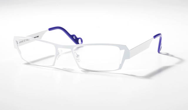 GO    ￥44,100<br>薄いステンレスシートをレーザーで型抜きし、独自のカラーリングで仕上げた一本。シャープなフレームをモダンのデザインが柔らかく魅せる。