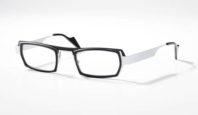 LENS    ￥39,900<br>ステンレス素材のフレームをアセテートで挟みI込み、面白い異素材の使い方でトラディショナルにも見えるアイテム。