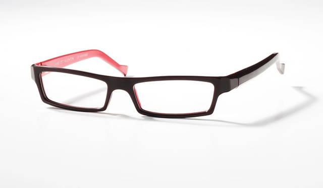 KIM    ￥35,700<br>バイカラーのアセテートフレーム。サイドのカットのこだわりと絶妙なカラーバランスが、このブランドの愛用者を博す理由だ。