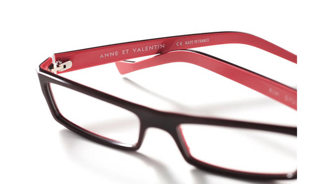 KIM    ￥35,700<br>バイカラーのアセテートフレーム。サイドのカットのこだわりと絶妙なカラーバランスが、このブランドの愛用者を博す理由だ。