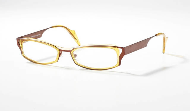 LINE   ￥39,900<br>アセテートとステンレスのコンビネーションモデル。エッジの効いたカッティングのステンレスシート・フレームにアセテートパーツがソフトなイメージをもたらしている。