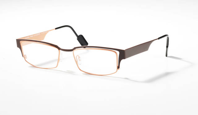 X-ACT      ￥43,050<br>チタン素材を使用。スクエアな玉型のリムと太めのバーで、一見クラッシックな印象を与えるが、カラーリングと素材感が不思議な新鮮さを醸し出す。ひとつひとつ手塗りで仕上げている。