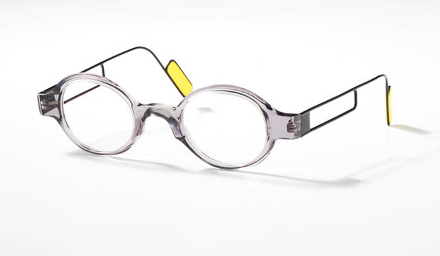 YES    ￥42,000<br>YAMIと同じく、アセテートとメタルのコンビで、TUBULARテンプルが顔の角度によって全く違う印象を与えるモデル。