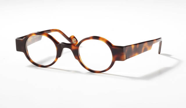 ROCK    ￥31,500<br>ヴィンテージアセテートを削りだしたフレーム。オーソドックスなオーバルだが、太めのヨロイ、テンプル、ブリッジと直線的にバランスを取ったデザインで、ネオクラシックなモデル。