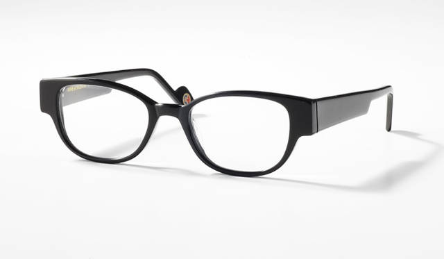 ROMANCE     ￥31,500<br>ヴィンテージアセテートを削りだしたフレーム。オーソドックスなデザインに見えるが、フロントのトップラインとローラインの太さを変えることで、見事なバランスを作り上げた玄人好みの一本。