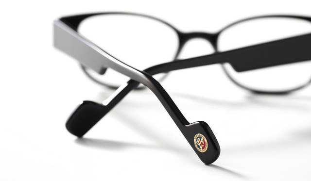 ROMANCE     ￥31,500<br>ヴィンテージアセテートを削りだしたフレーム。オーソドックスなデザインに見えるが、フロントのトップラインとローラインの太さを変えることで、見事なバランスを作り上げた玄人好みの一本。