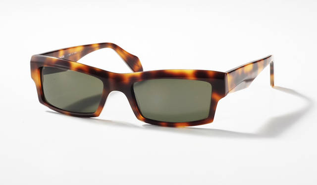 SOCASH   ￥32,550<br>今回登場した６型からの一本。クラシカルな印象だが、よく見るとフレームには、複雑なカットが施されており、同ブランドならではの表情豊かな仕上がりを魅せる。