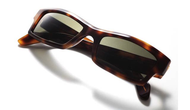 SOCASH   ￥32,550<br>今回登場した６型からの一本。クラシカルな印象だが、よく見るとフレームには、複雑なカットが施されており、同ブランドならではの表情豊かな仕上がりを魅せる。