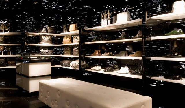 アルマーニ / 銀座タワーのカラーテーマ、ゴールドとブラックに触発された、限定商品もそろうエンポリオ アルマーニのフロア