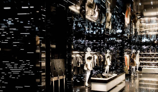 黒い合成大理石の床、レーザーカットされたブラックラッカー仕上げのスチールに、エンポリオ アルマーニのロゴが残像を残す