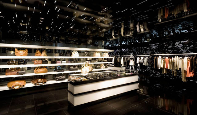 アルマーニ / 銀座タワーは、地下２階のこのエンポリオ アルマーニのフロアで、地下鉄の銀座駅コンコースに直接つながっている