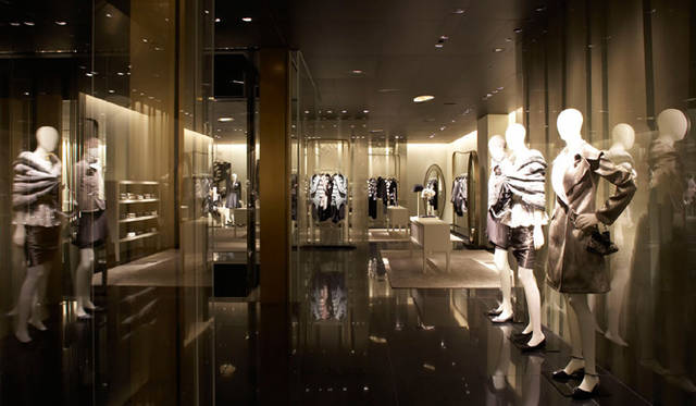 ジョルジオ アルマーニのフロアでは、レリーフの葉がディスプレイの支柱や棚となり、「竹」のモティーフが効果的に活かされている