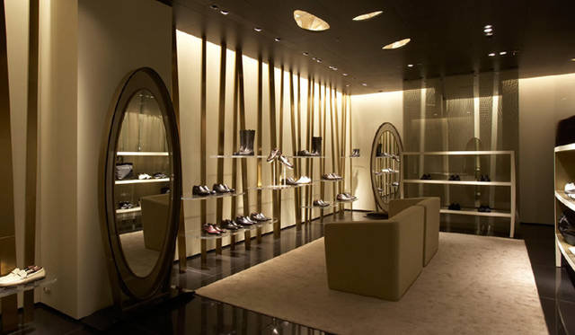 ブラッシュドゴールドメタルの幹に、プレキシガラスの葉がディスプレイユニットとなった、ジョルジオ アルマーニのシューズのエリア