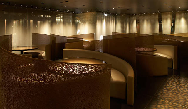 オリジナルなイタリアンが供されるアルマーニ / リストランテでは、バンブーリーフ模様が全体を統一感ある雰囲気にまとめている