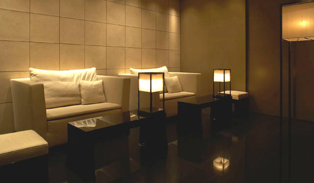 世界初のアルマーニ / スパ。専属セラピストのハンドとマッサージストーンによるトリートメントを、プライベートなスイートルームで