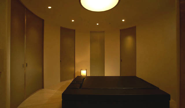 スパは１フロアに施術室がたった３室という贅沢なつくり。行灯型のフロアランプはそこはかとなく日本的な情緒をかもし出している