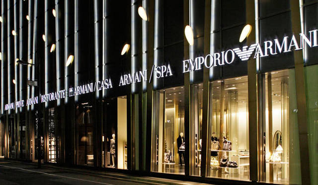 竹林をイメージしたというコンセプトが端的に伝わってくる、西五番通りに面したファサード。それぞれのロゴが燦然とかがやく