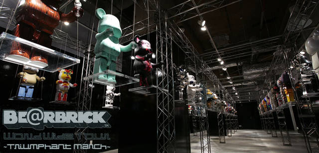 去る2007年11月23日～12月10日、渋谷パルコパート1のパルコファクトリーにて行われた「BE@RBRICK World Wide Tour ～Triumphant March～」。<br>各々のクリエイターが想うがままにデザインしたという、まさにBE@RBRICKのアート展ともよべるこのイベントを、臨場感ただよう画像ギャラリーにて紹介していきます。