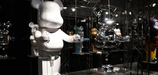 左 | [メディコム・トイ MEDICOM TOY]　玩具メーカー<br>右 | [空山基 HAJIME SORAYAMA]　イラストレーター/画家/デザイナー<br><br>BE@RBRICK TM & © 2001-2007 MEDICOM TOY CORPORATION.All rights reserved.　© SORAYAMA