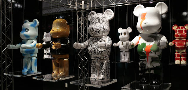 左から<br> | [アンクル UNKLE]　音楽/アート<br> | [パスヘッド PUSHEAD]　グラフィックアーティスト<br> | [ジェームス・ジャーヴィス JAMES JARVIS]　イラストレーター<br> | [マロック MAROK]　グラフィックデザイン及び出版 [デルタ DELTA]　アーティスト<br> | [マット・ブラック MATT BLACK]　ヴィジュアル・ディレクション/写真家<br> | [トッド・ジェームス Todd James]　アーティスト<br><br>© 2007 Mo Wax Arts Ltd　© PUSHEAD 2007　© JAMES JARVIS　© MAROK