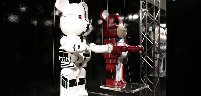 左 | [アクロニウム ACRONYM ®]　デザイナー<br>右 | [プレイ セット プロダクツ play set products]　デザイン会社<br><br>ACRONYM ®　© play set products