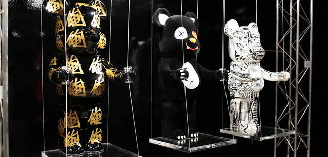 左から<br> | [三代目魚武濱田成夫 sandaimeuotakehamadashigeo] 詩人<br> | [ロエン Roen] クリエイティブ・ディレクター<br> | [H.R.ギーガー H.R.GIGER] アーティスト/デザイナー<br><br>© sandaimeuotakehamadashigeo　© 2007 Roen　© 2007 by HR GIGER.All rights reserved.