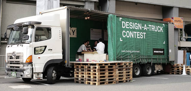 フライターグのブースは、会場前のトラック。 コンセプチュアルな演出も人気を集めた。