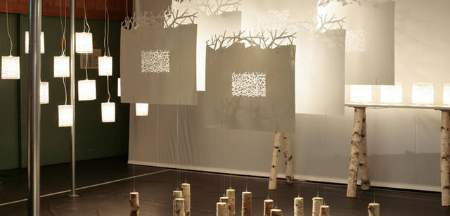紙と光を使った空間モジュールは安積朋子によるもの。 紙の総合商社・竹尾と照明のMAXRAYとのコラボレーション。