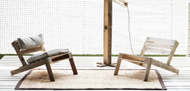 マテリアルの再利用を提示した、ニナ・トルスタープのコンセプトシリーズ「PALLET FUNITURE」。