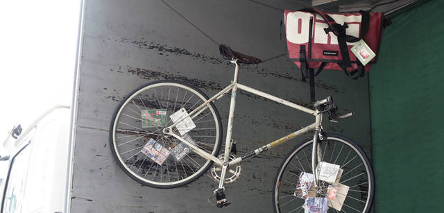 フライターグのトラック内で展示された、ピストバイクとメッセンジャーバッグ。